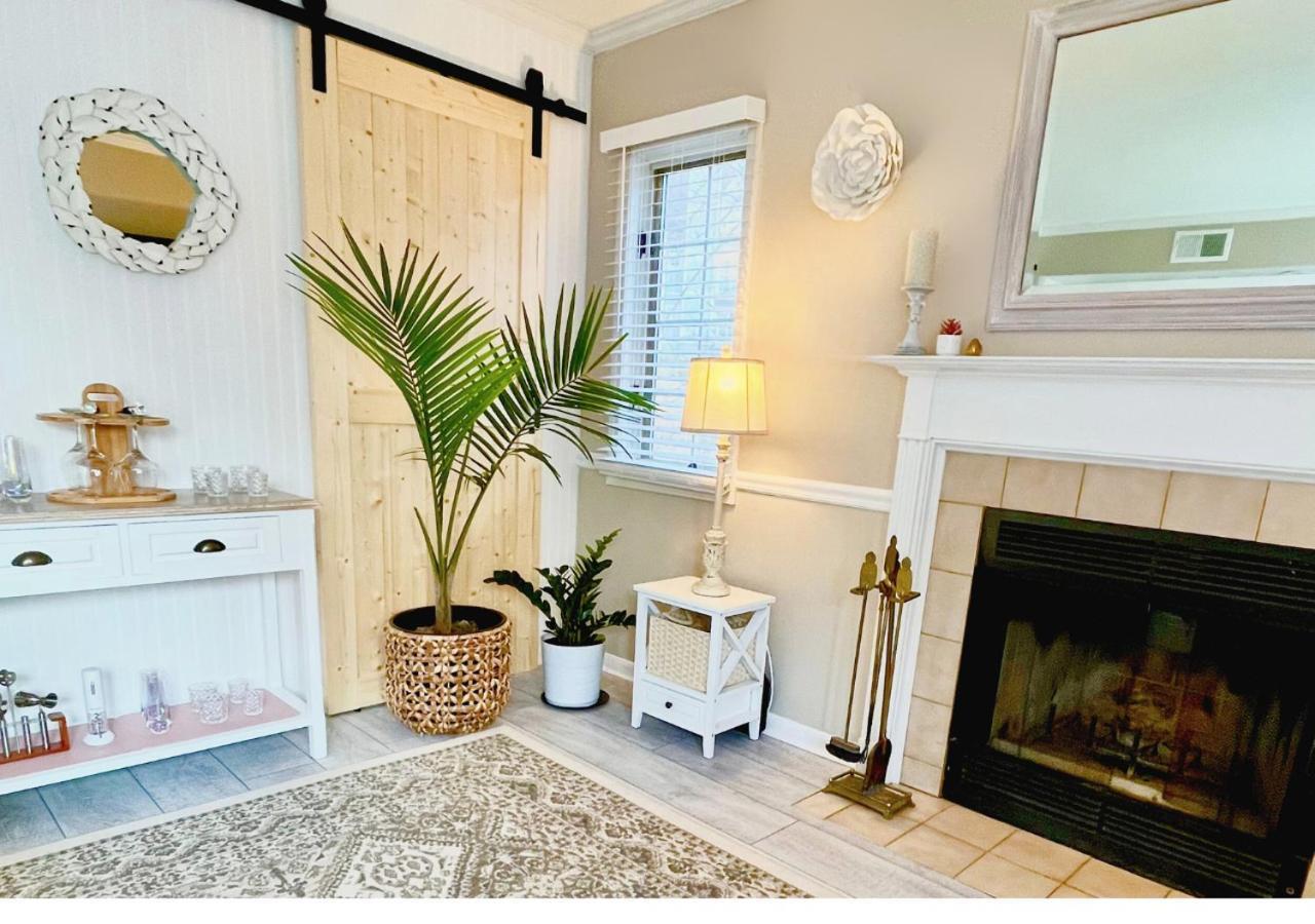 Luxury Villa- 3 Mins To Mohegan- Fully Stocked With Fireplace- Jacuzzi, Saltwater Pools, Sauna Norwich Eksteriør bilde