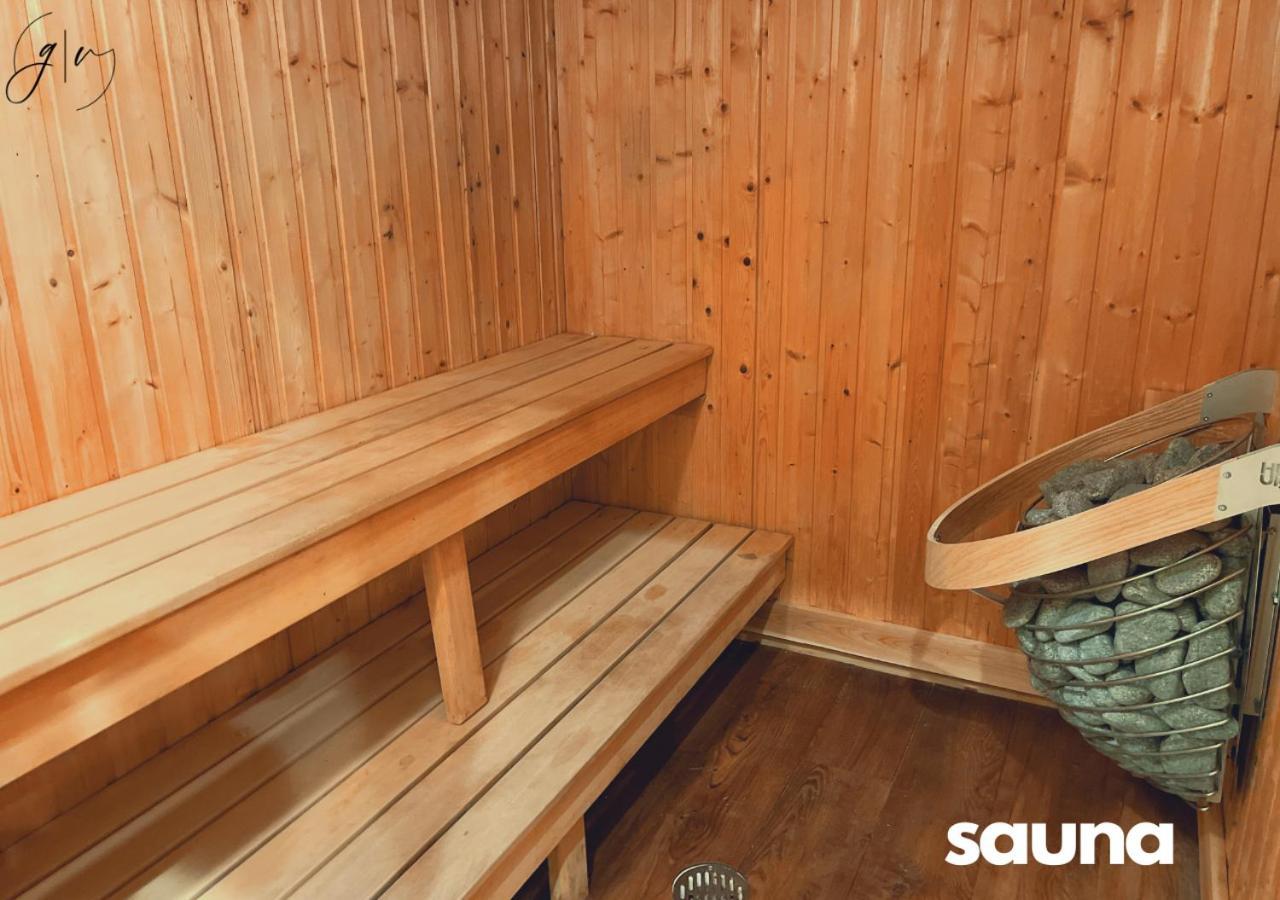 Luxury Villa- 3 Mins To Mohegan- Fully Stocked With Fireplace- Jacuzzi, Saltwater Pools, Sauna Norwich Eksteriør bilde